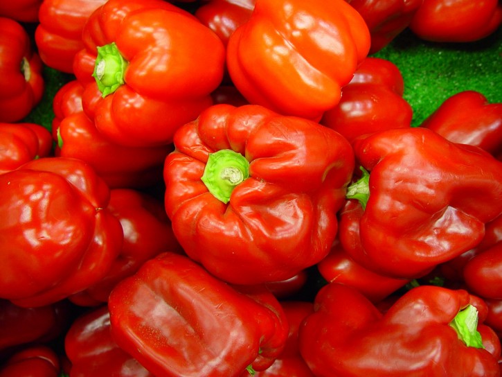 bright-red-capsicum-vegetable_w725_h544