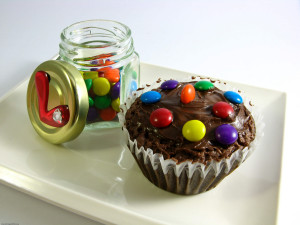 Brownie_Cupcake_topped_with_chocolate_near_a_glass_jar
